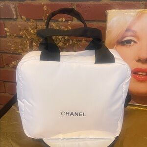 NWT🔥COMPLEMENTARY 🔥GIFT 🔥COSMETICS 🔥BAG 🔥